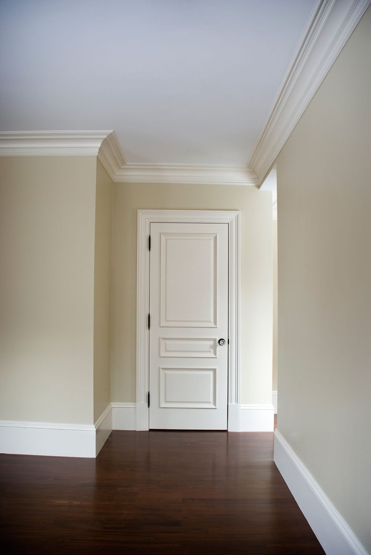 Плинтус под цвет дверей