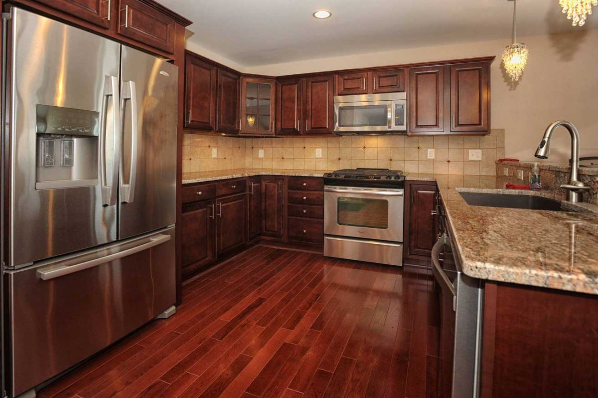 Кухня в темно коричневых тонах