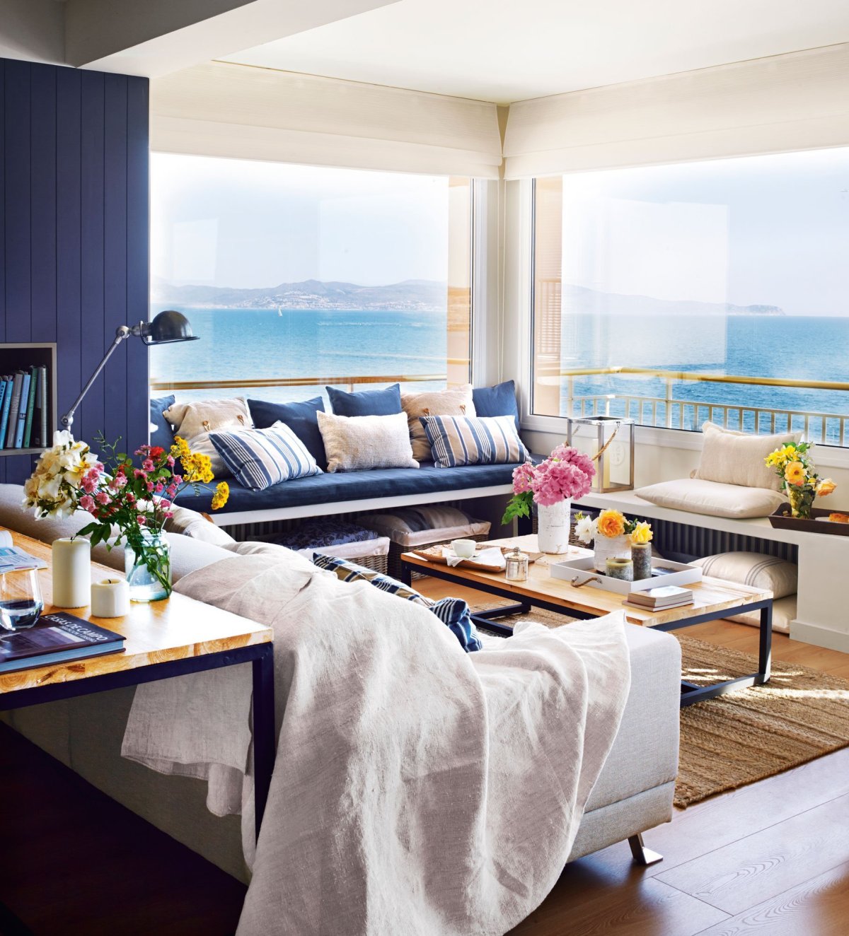 Гостиная с видом на море