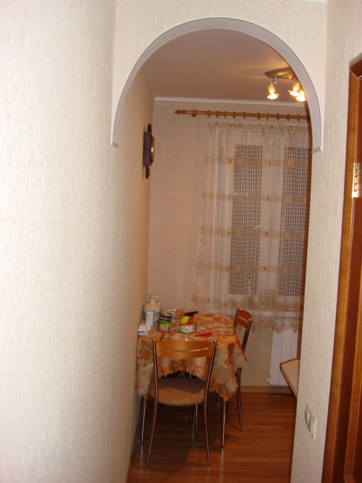 Арка в дверной проем на кухню