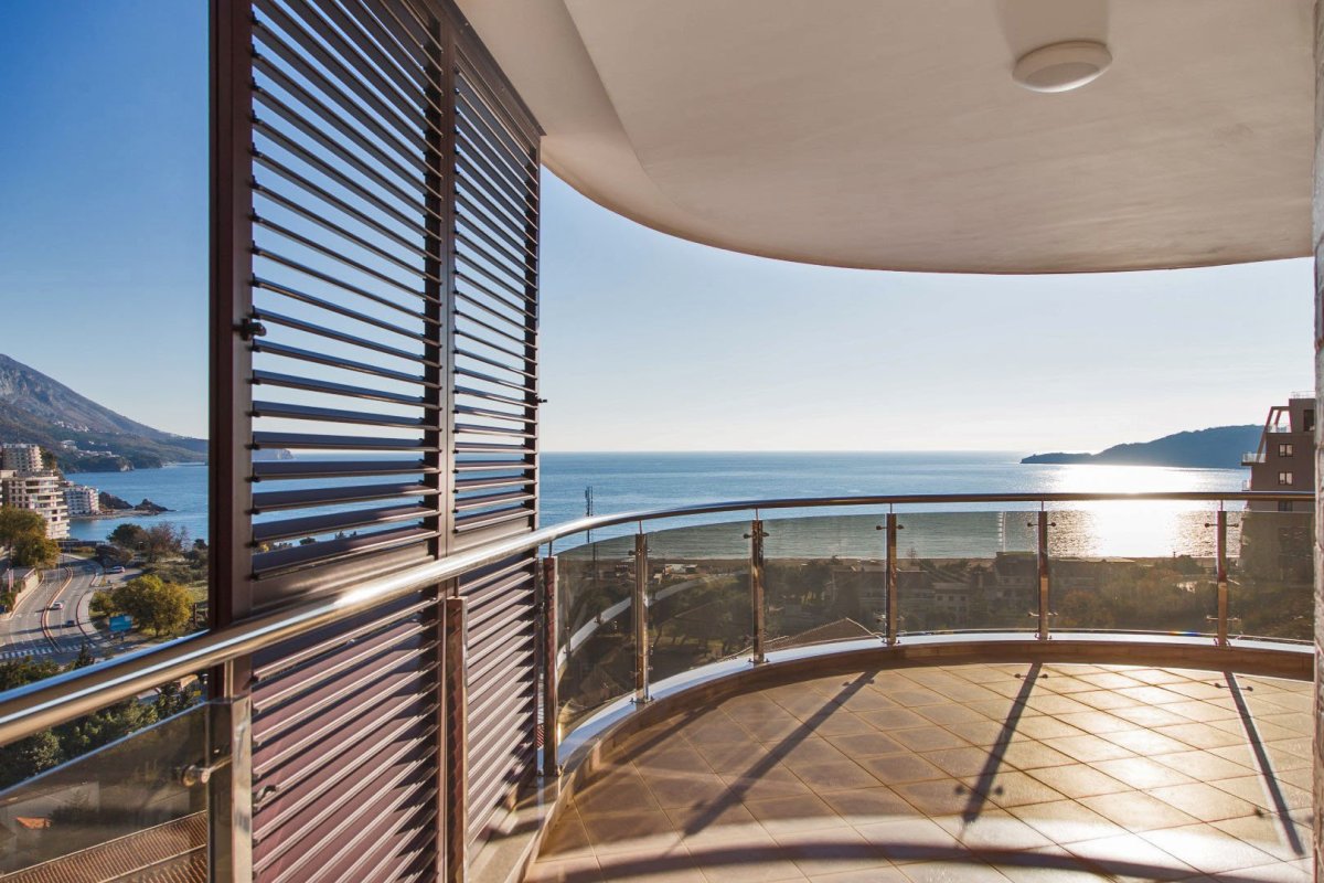 Красивый вид из панорамного окна