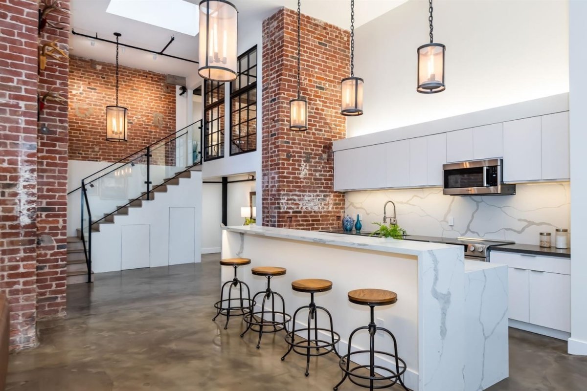 Барная стойка в интерьере лофт