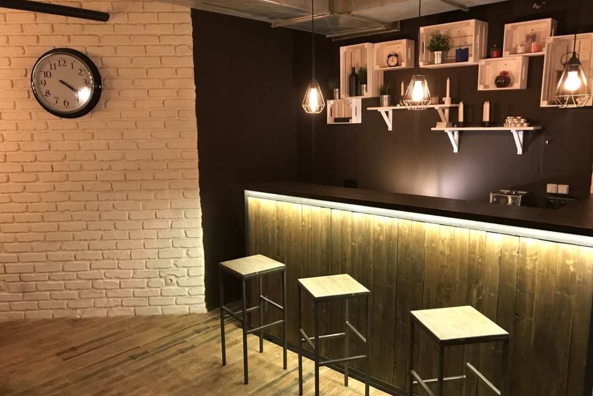 Барная стойка в баре вид спереди