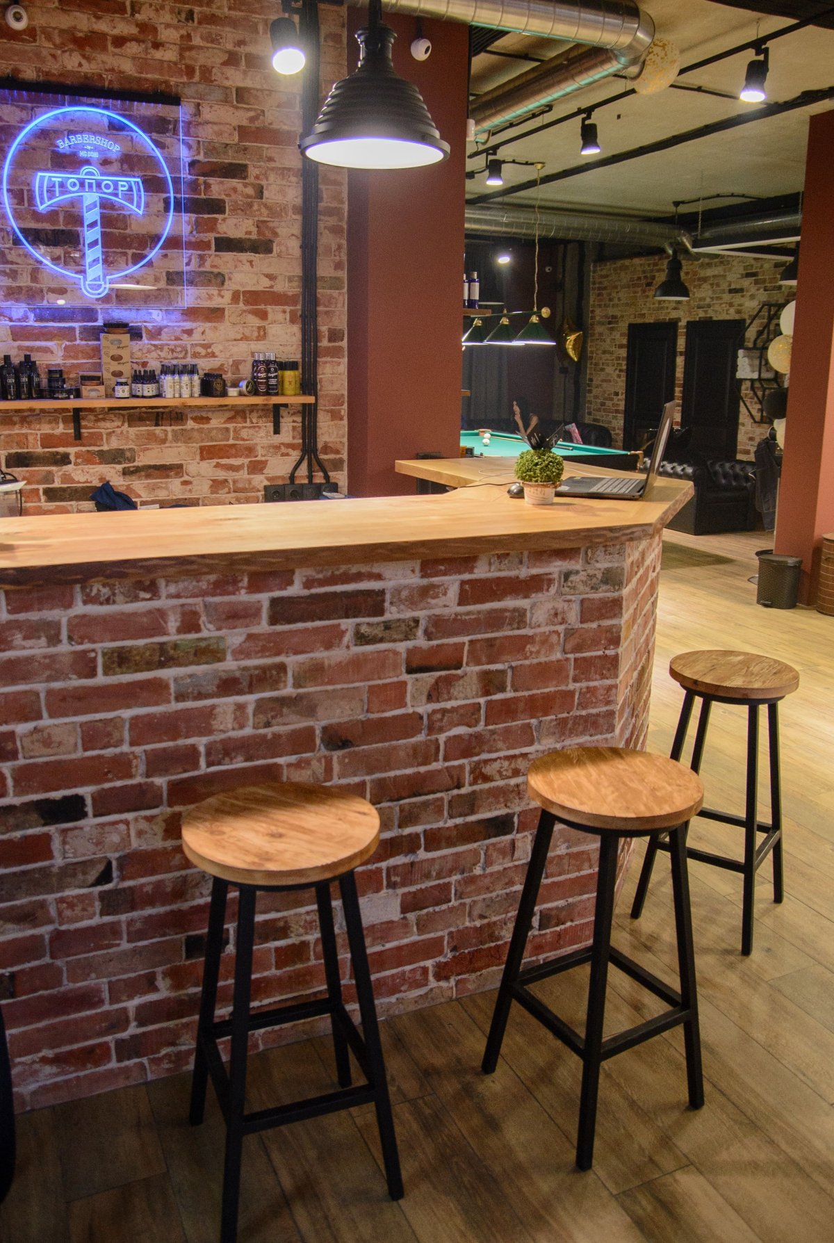Барная стойка из кирпича и дерева