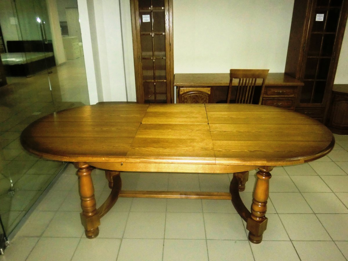 Современный обеденный стол