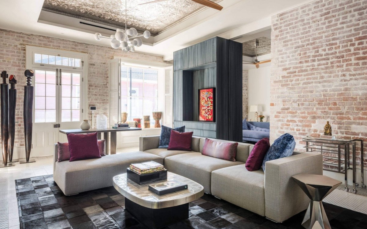 Белый кирпич в интерьере гостиной