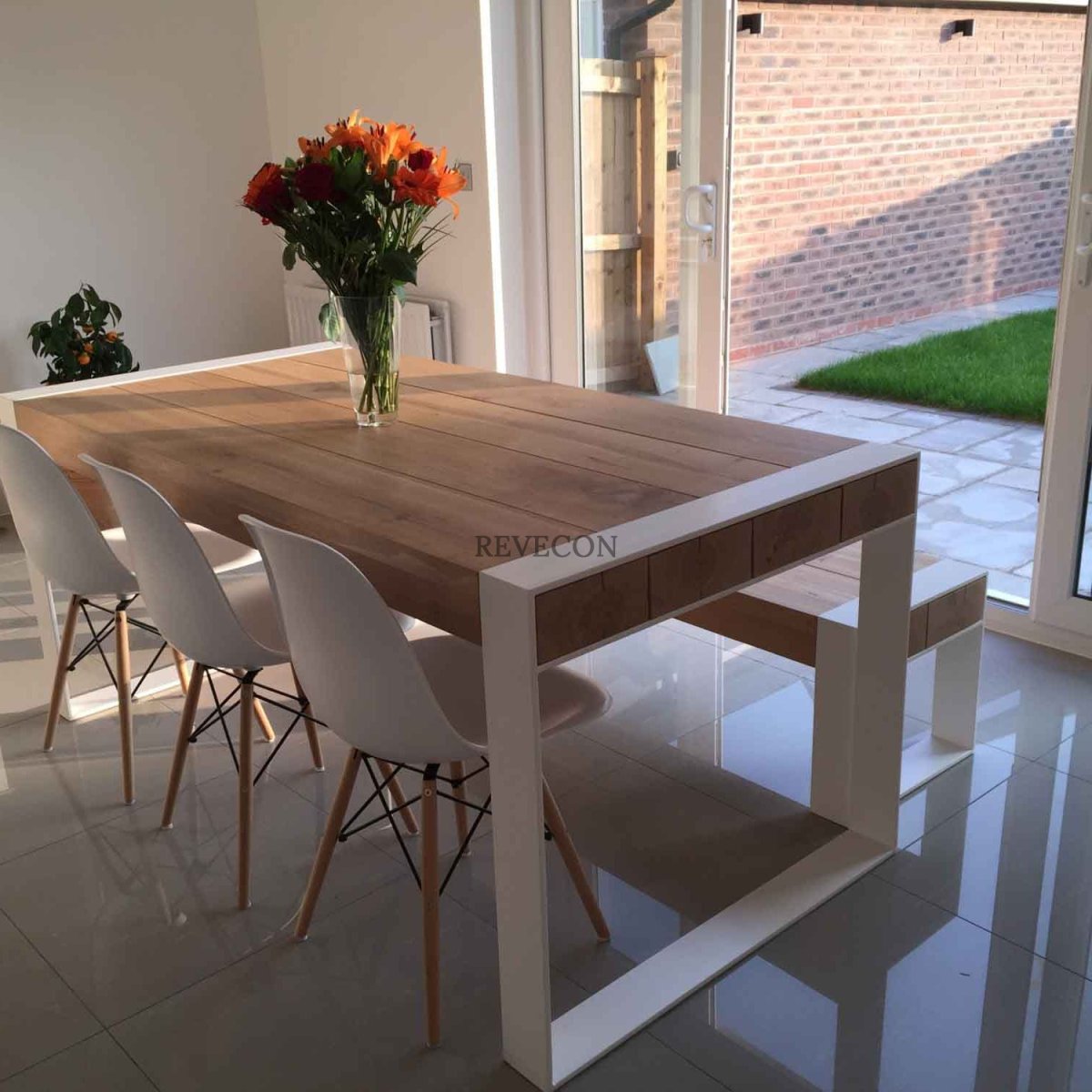 Столы для ресторана из дерева