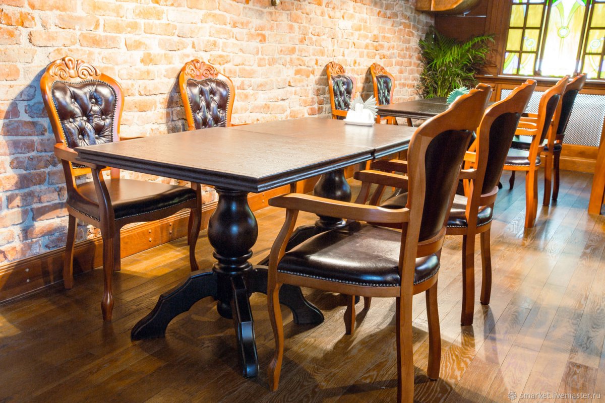 Деревянные столы и стулья