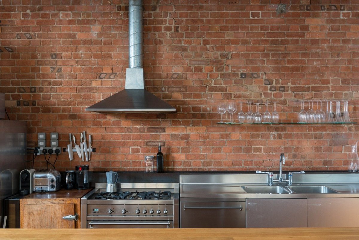 Кирпичный фартук на кухне