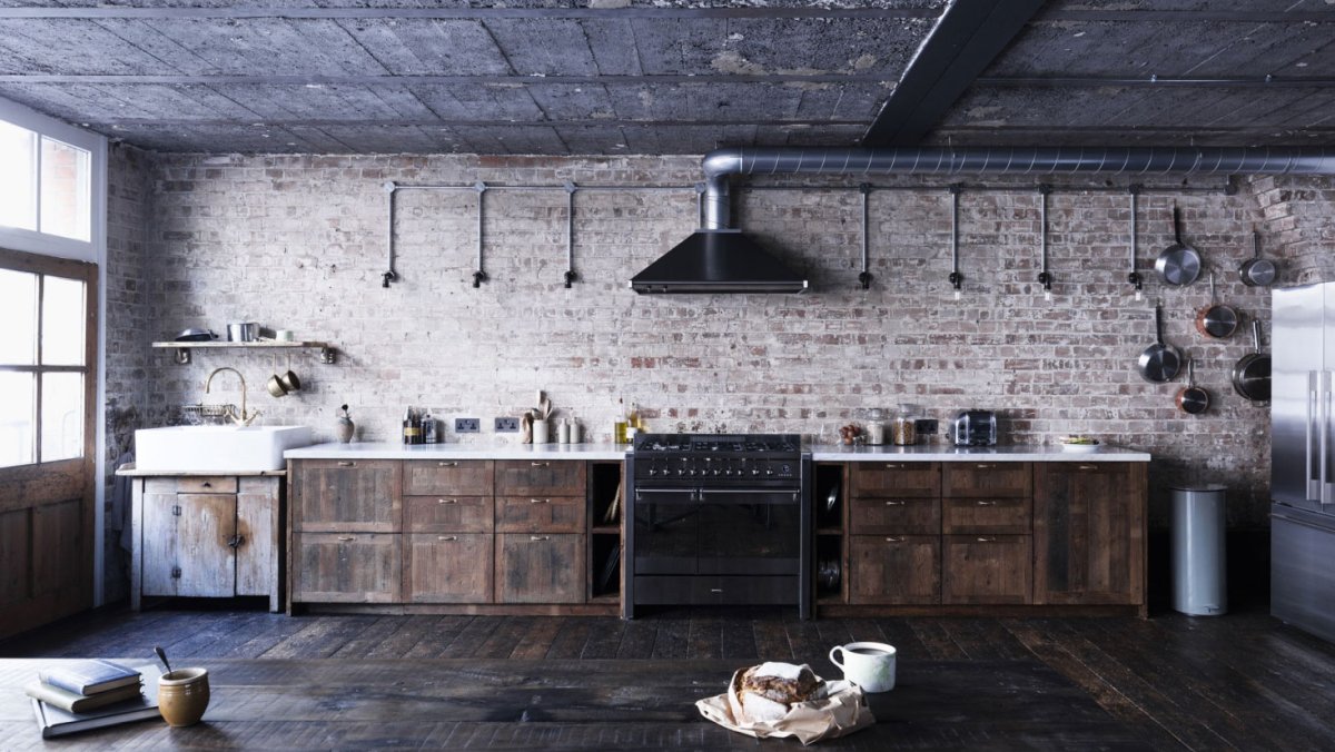Дизайн кухни с кирпичной стеной над плитой
