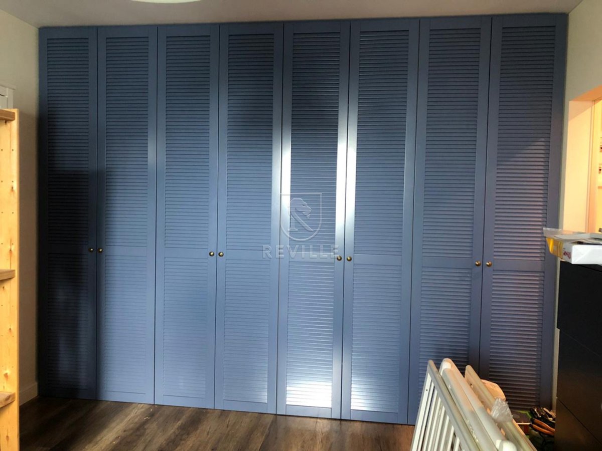 Раздвижные жалюзийные двери межкомнатные