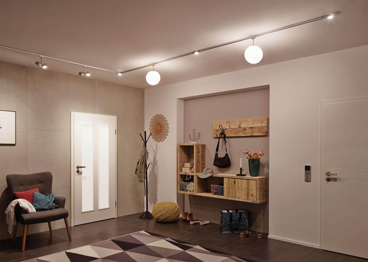 Темные стены в коридоре