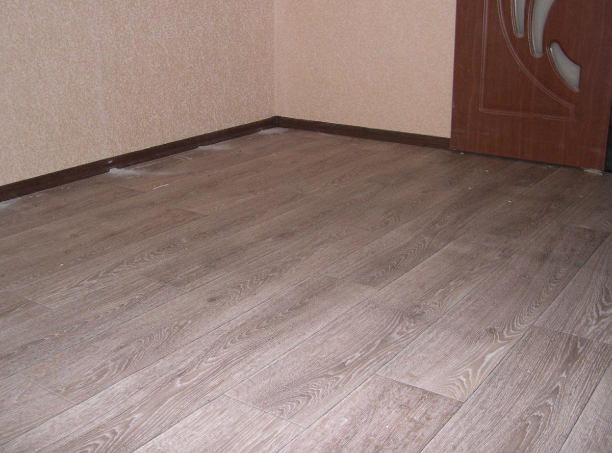 Плинтус и линолеум разного цвета