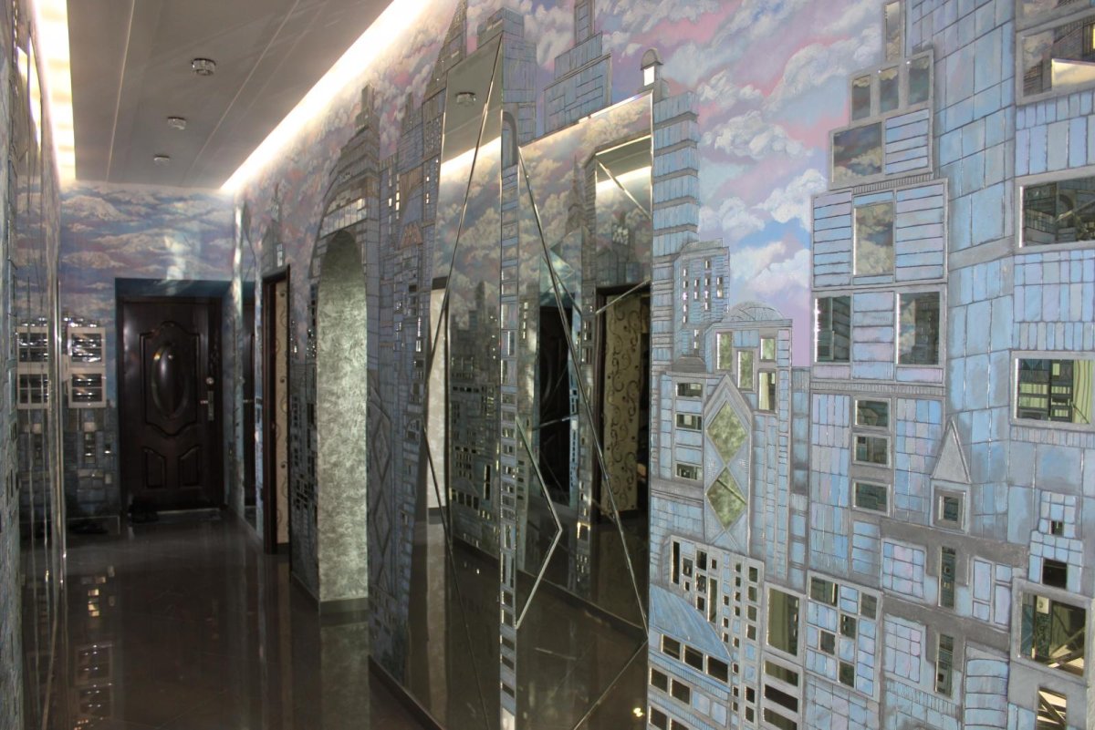 Мозаика в коридоре на стенах