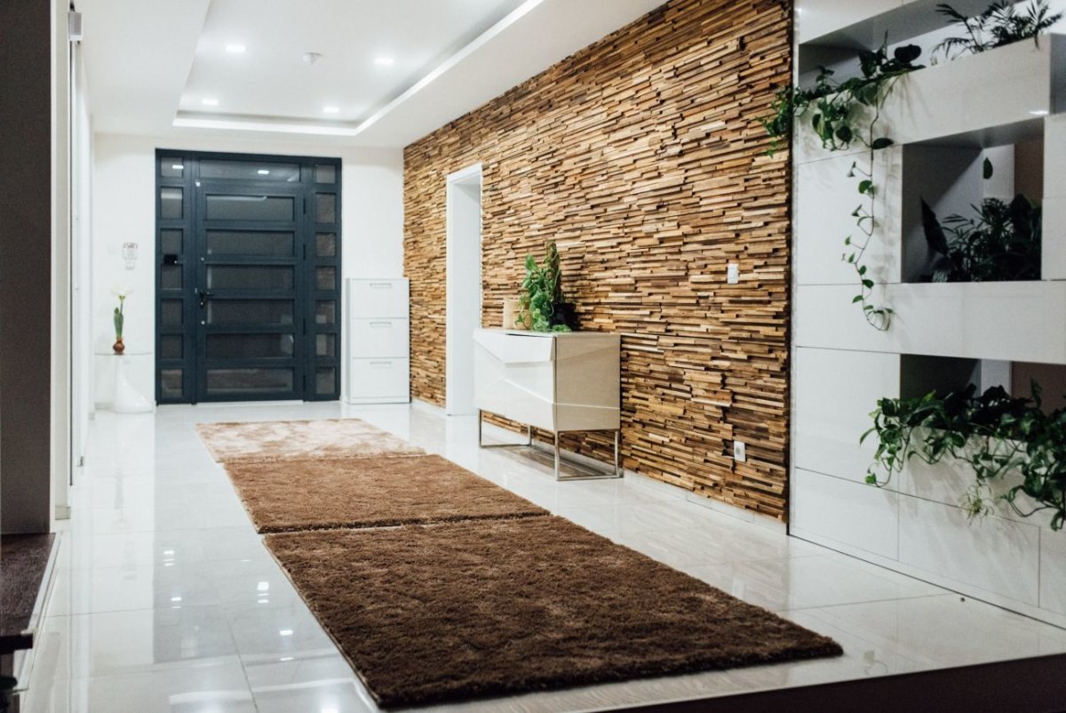 Мозаика в коридоре на стенах