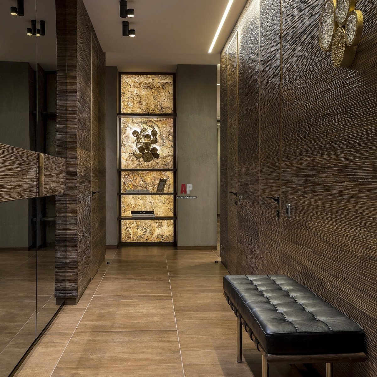 Керамогранит в коридоре на стене