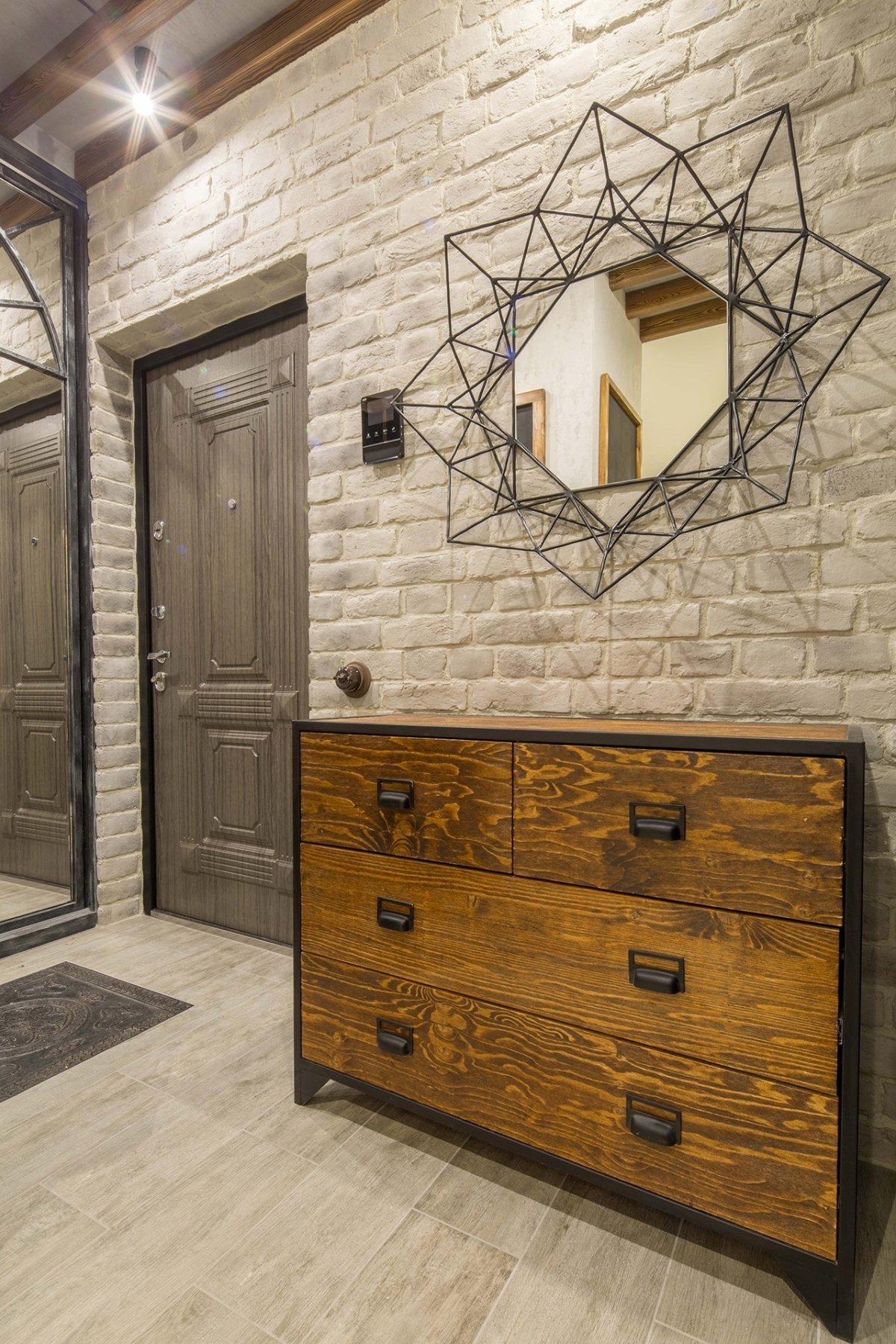 Керамогранит на стене в прихожей