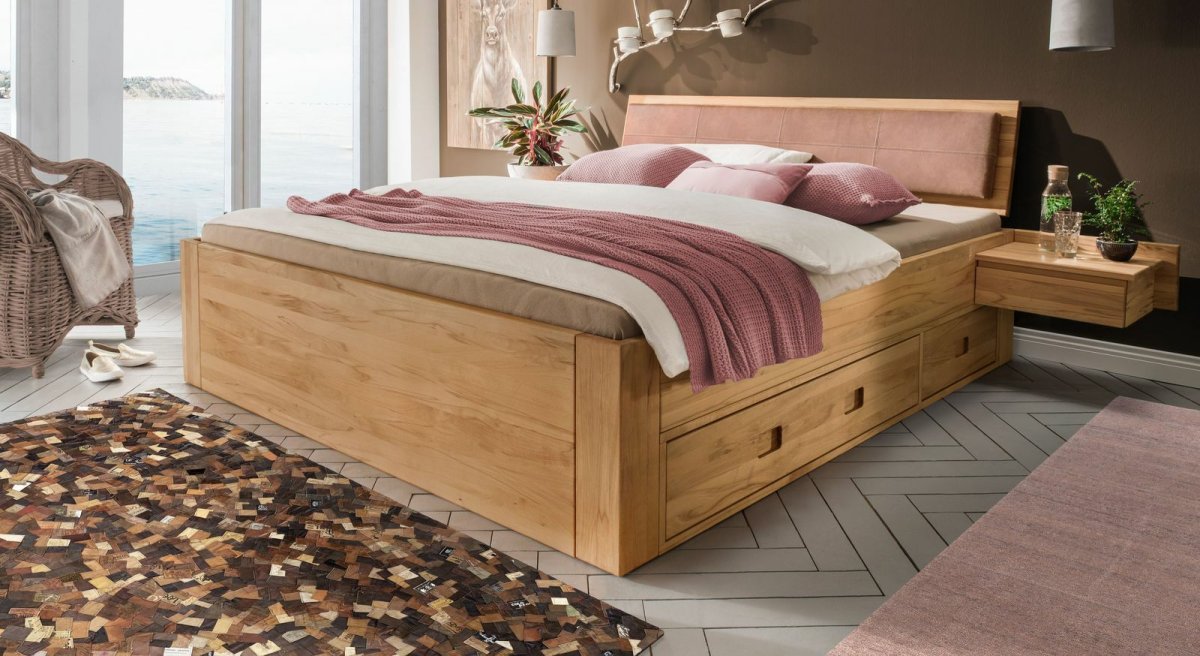Деревянная кровать в современном стиле