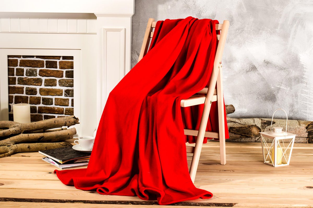 Красный плед на кресле