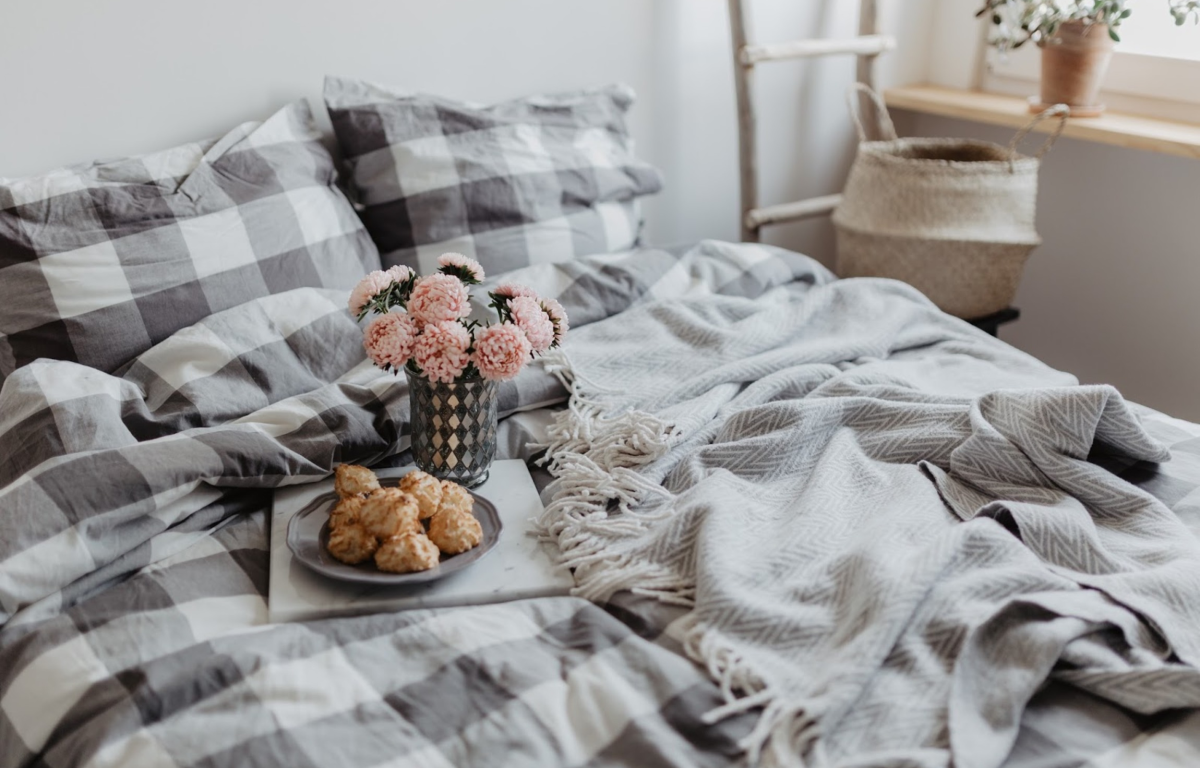 Плед цвет какао в интерьере