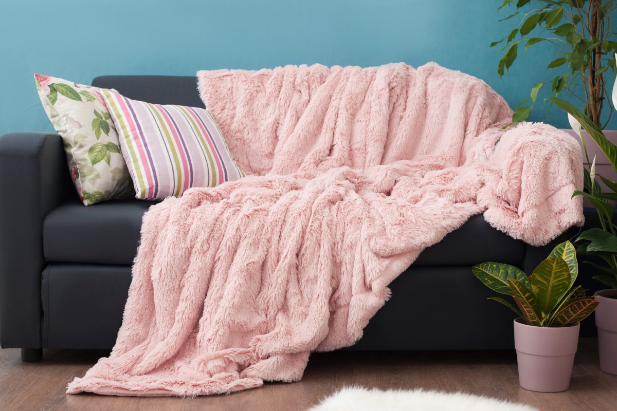 Кот лежит на подушке