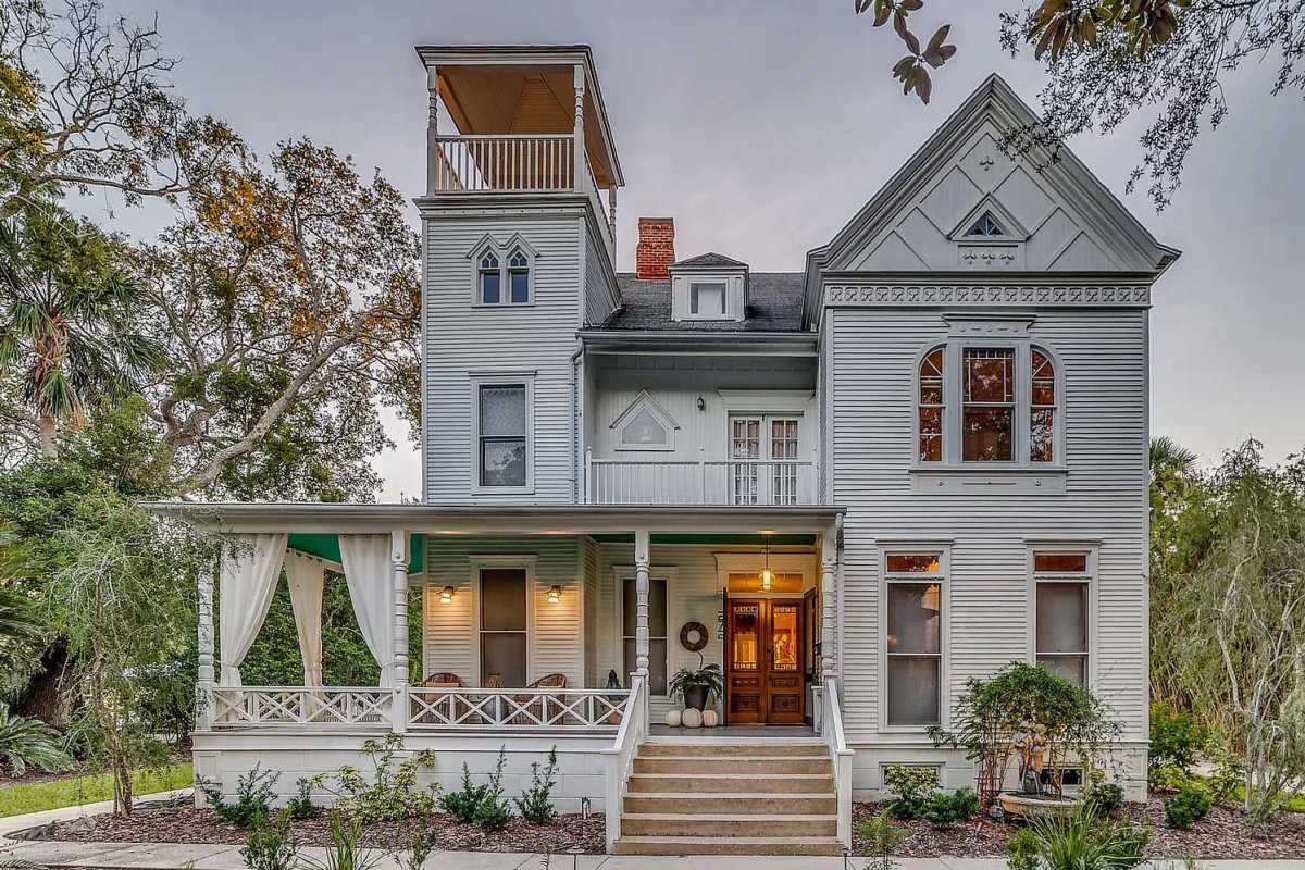 Скандинавский двухэтажный дом