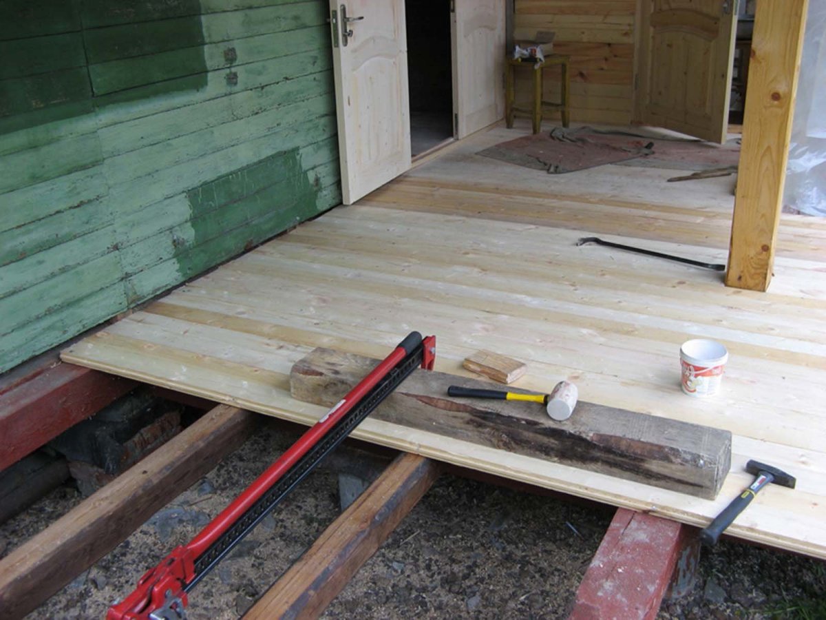 Деревянный пол на даче