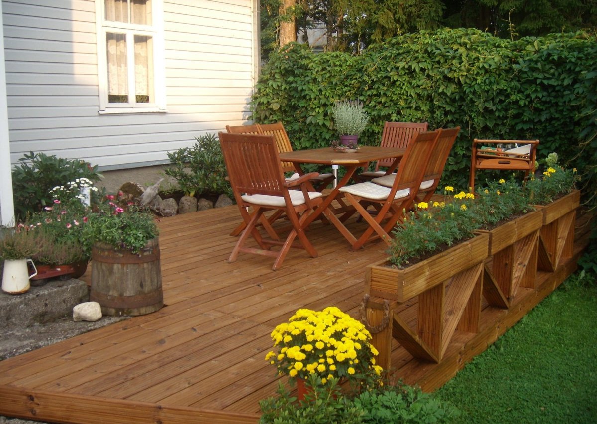 Деревянное патио на даче