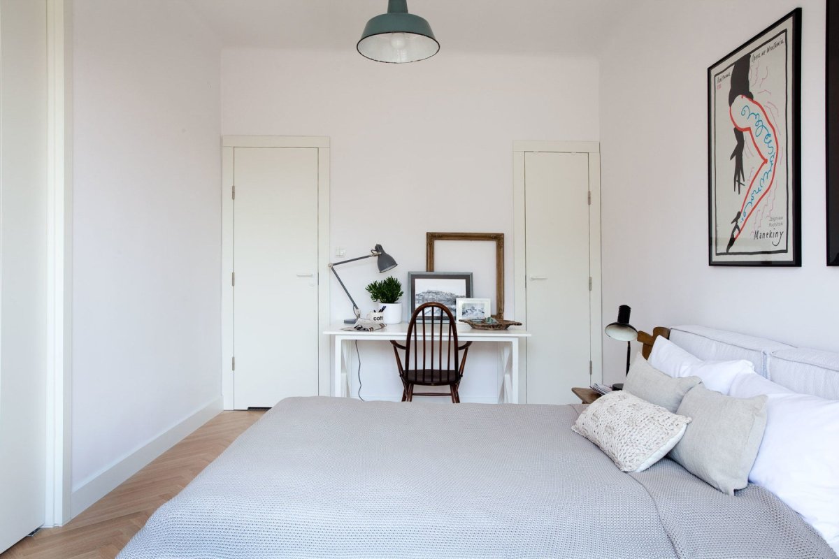 Комната с белыми стенами