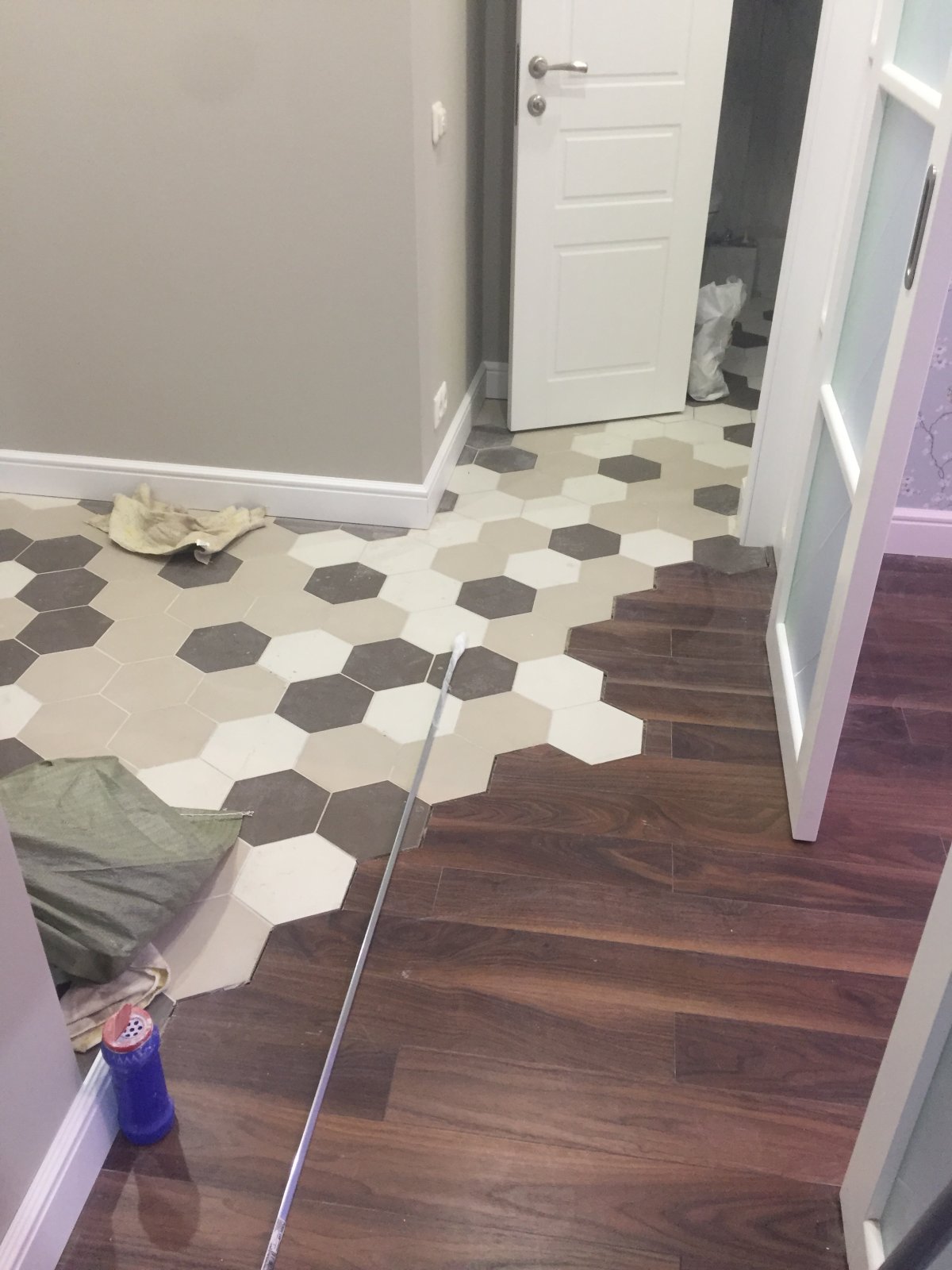 Стык керамогранита и ламината