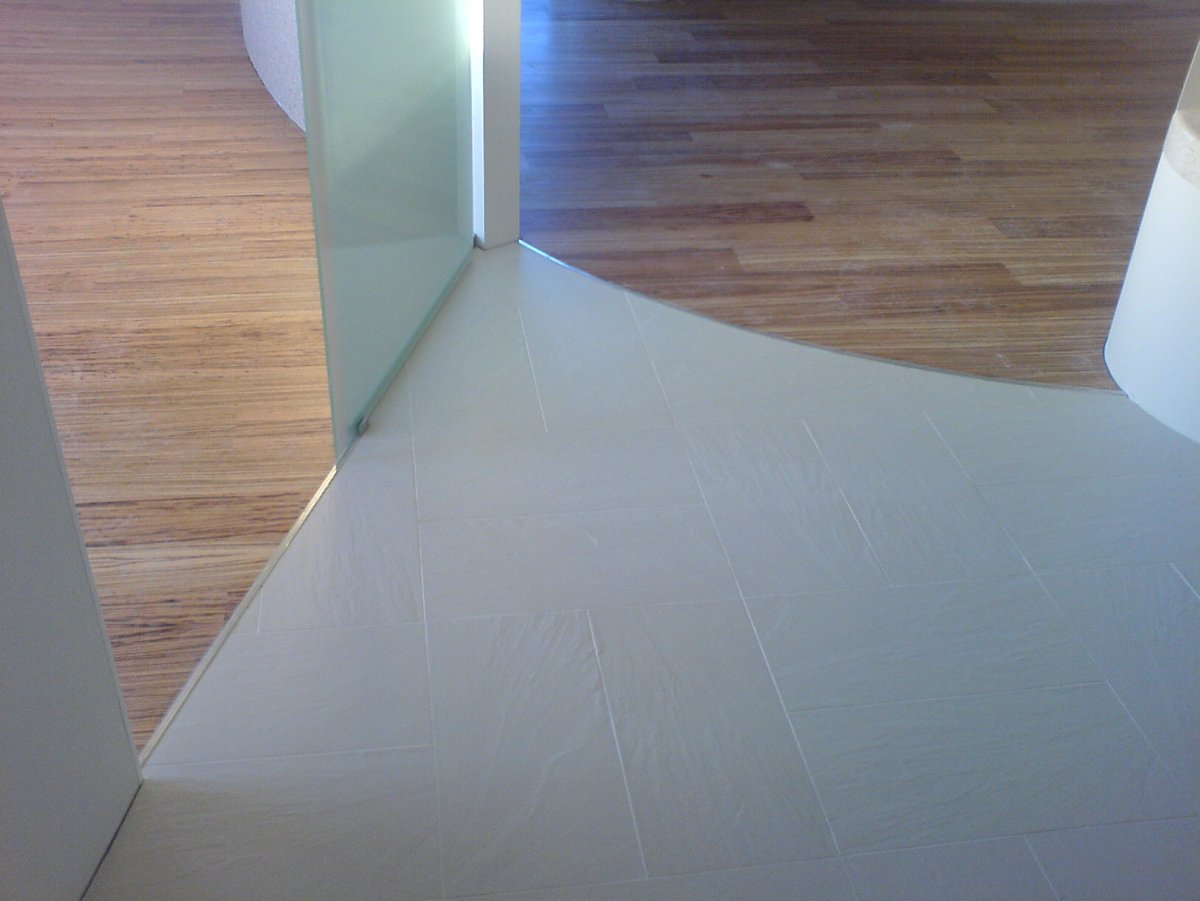 Плитка под дерево и ламинат