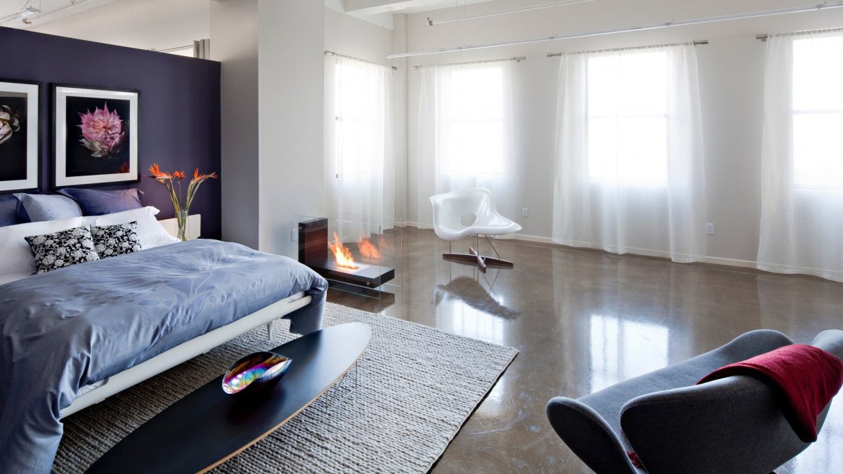 Спальня с большим телевизором