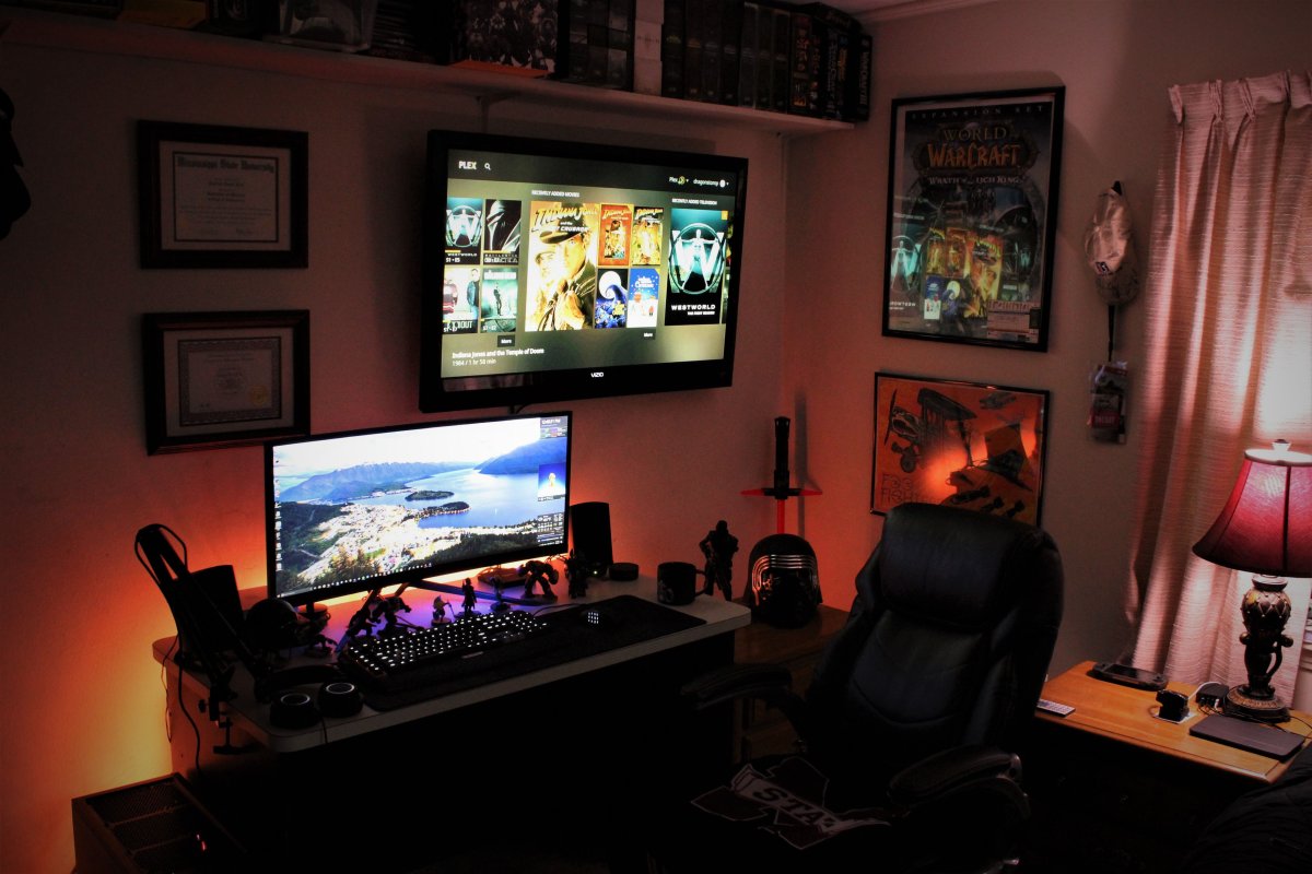 Уютная игровая комната геймера