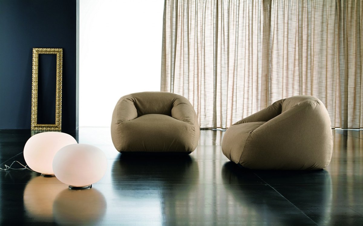 Кресло в интерьере гостиной