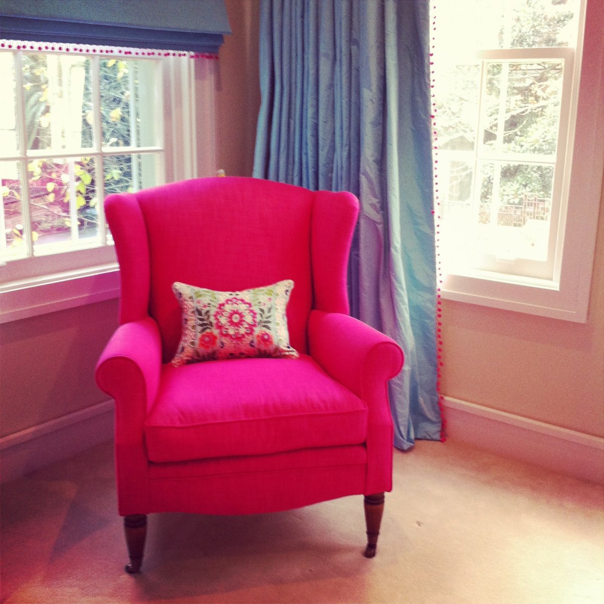 Голубое кресло в розовой комнате