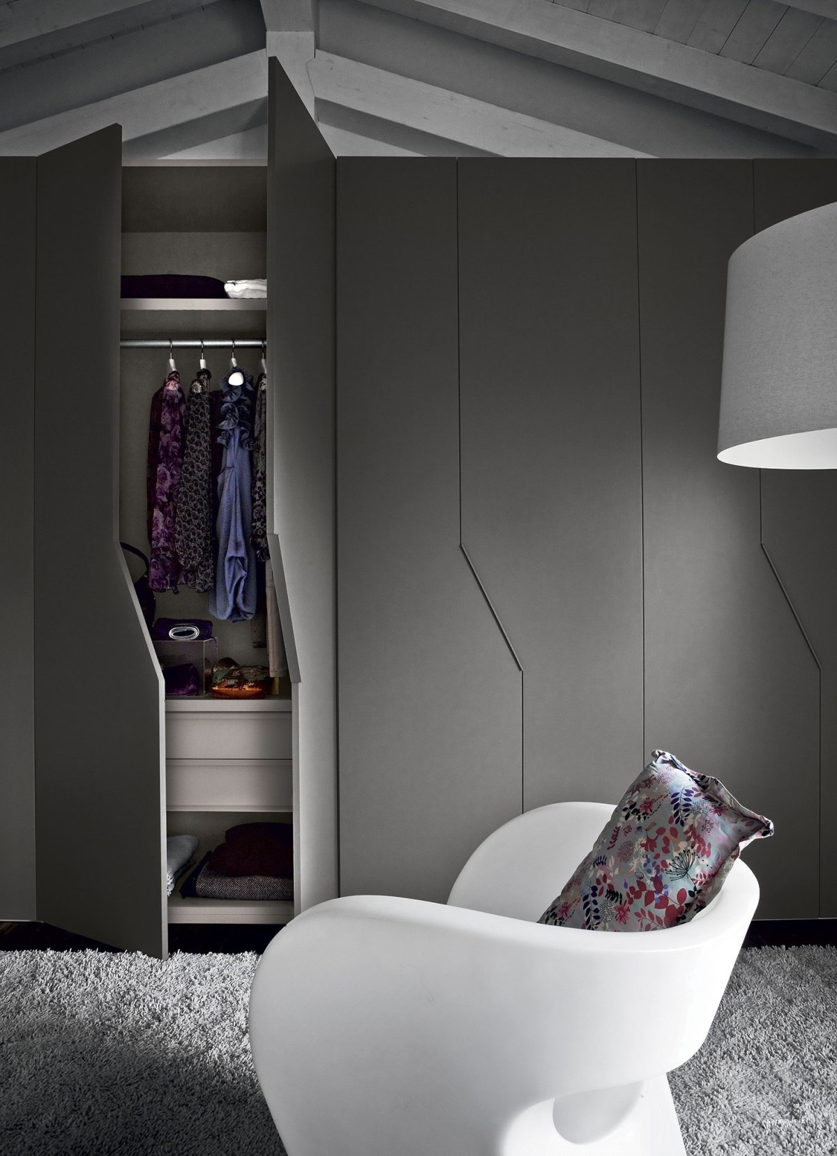 Открытый шкаф для одежды