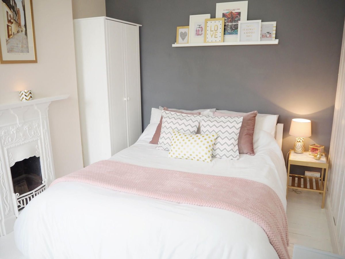 Серо розовая спальня для пары