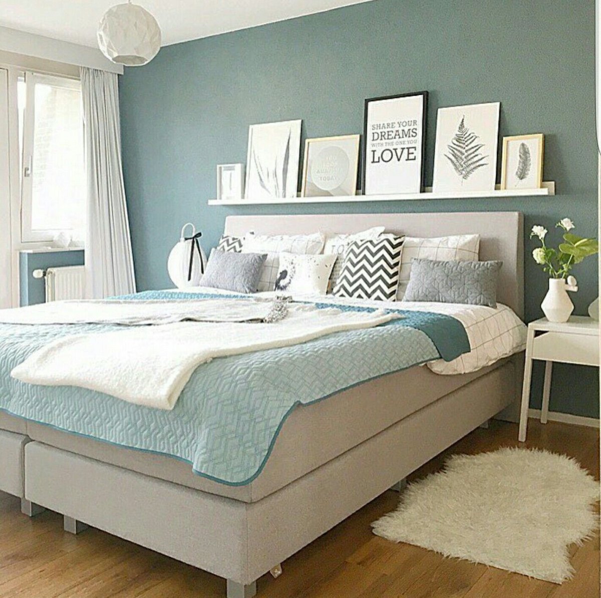 Спальня в мятных оттенках