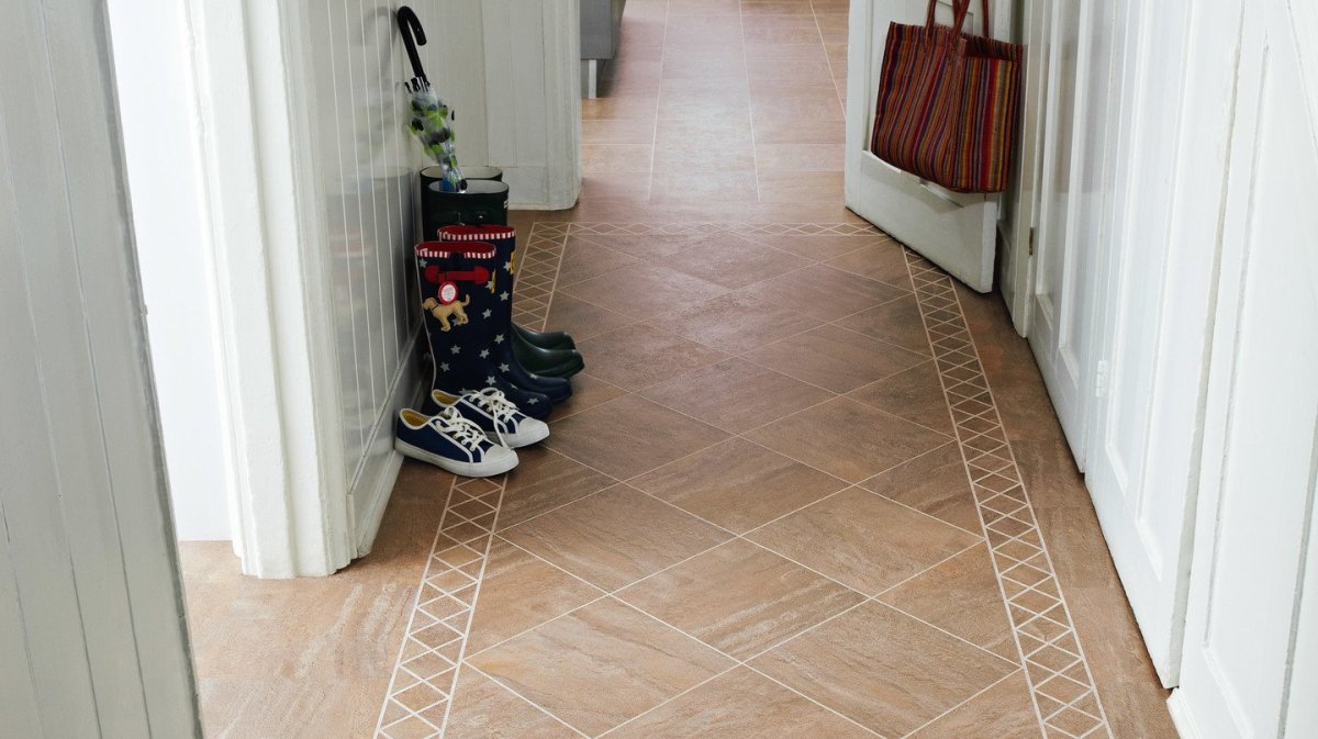 Плитка в зоне прихожей