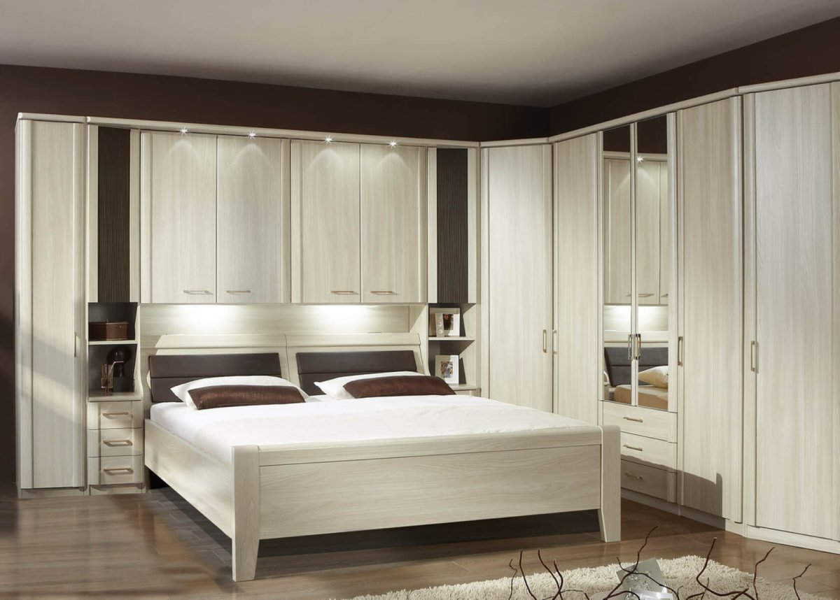 Угловой шкаф в интерьере спальни
