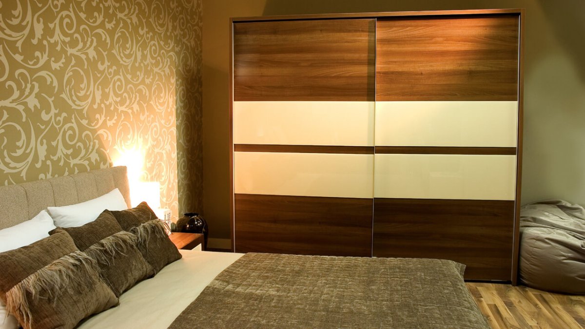 Угловой платяной шкаф для спальни