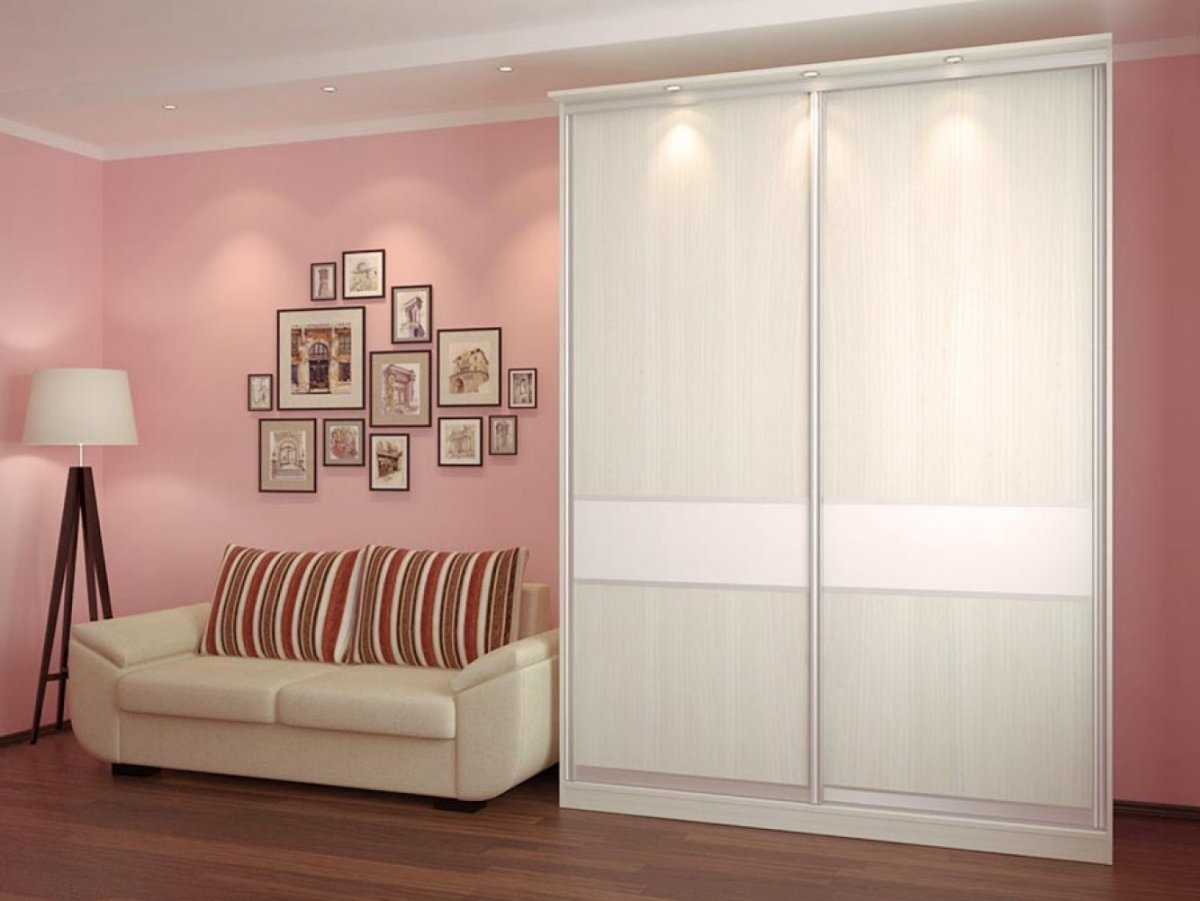 Шкаф вдоль стены в спальне