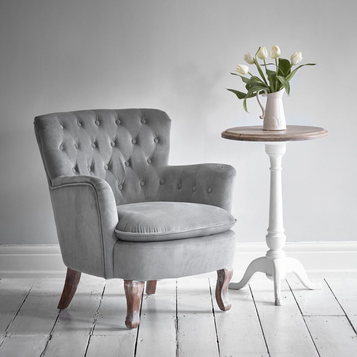 Кресло у стены