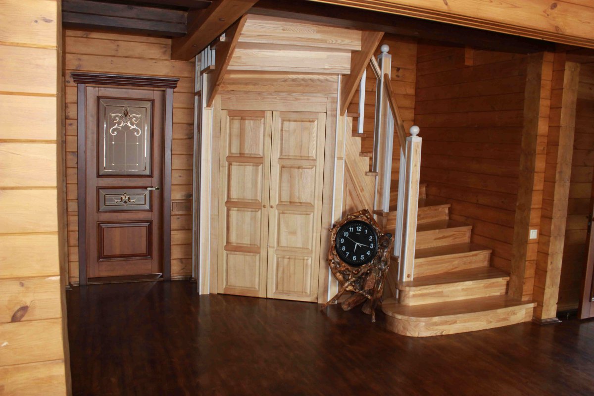 Деревянная дверь