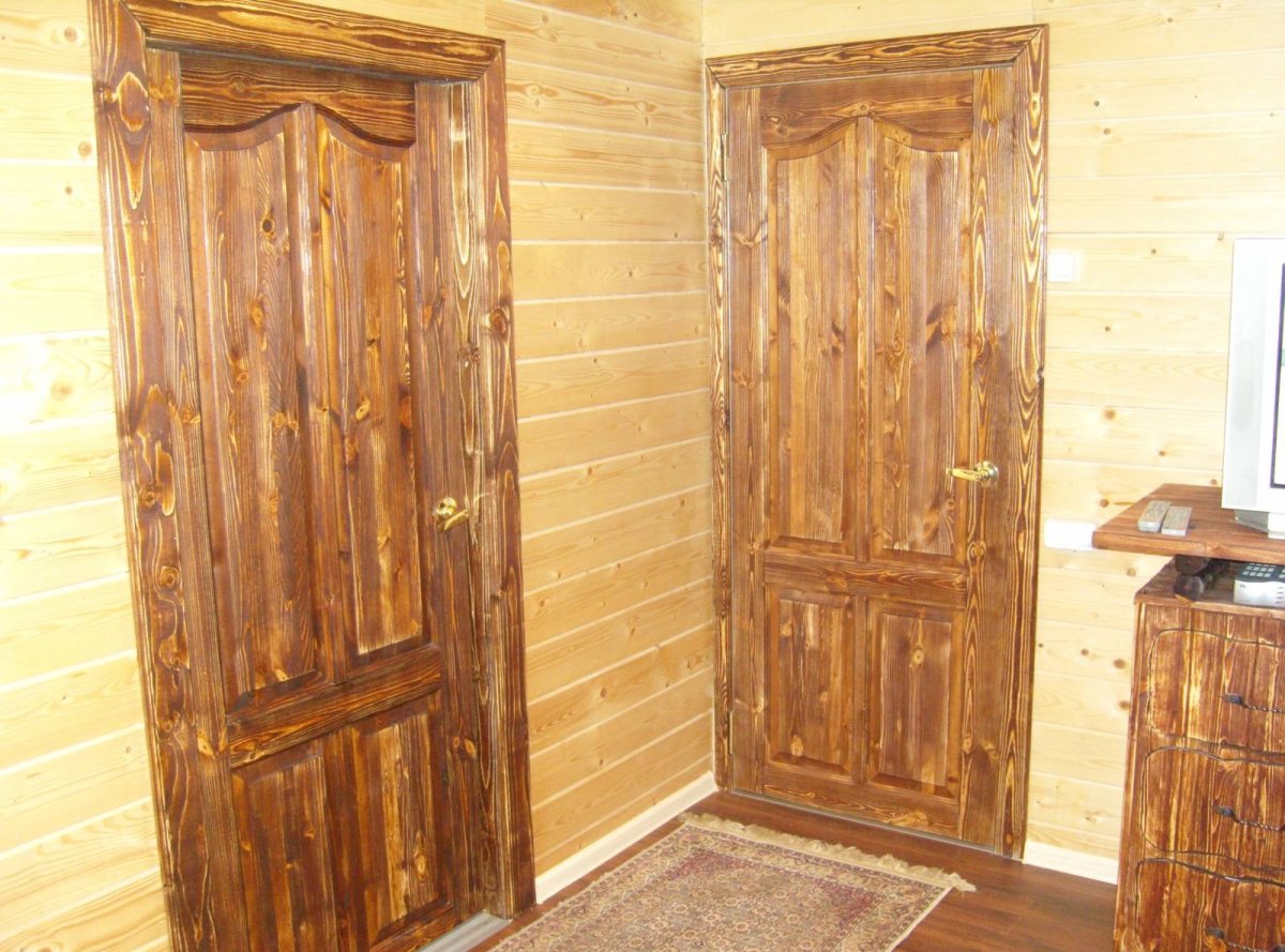 Дубовые двери в интерьере