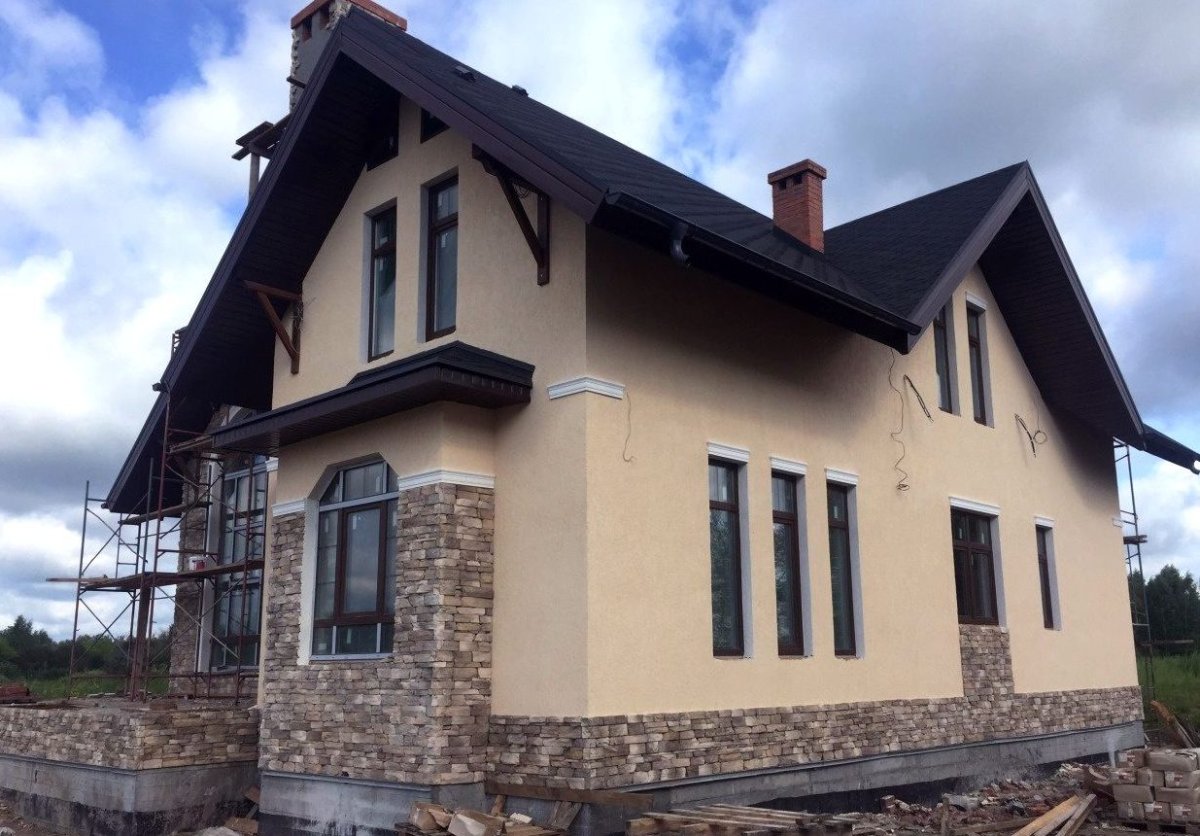 Двухэтажный дом штукатурка