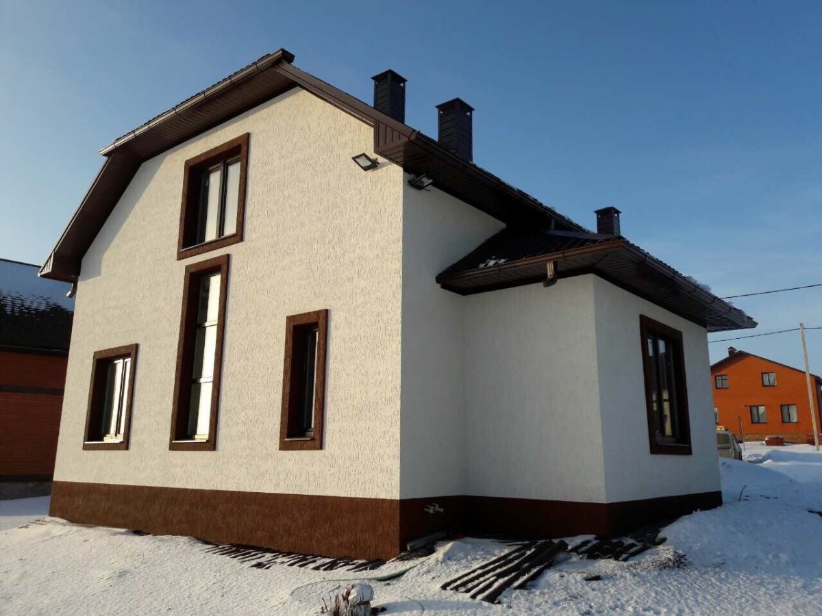 Отделка фасада короедом и камнем