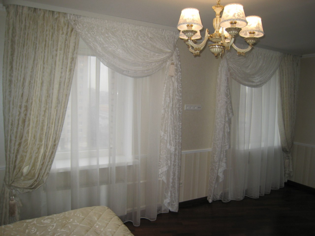Тюль на маленькое окошко в зале