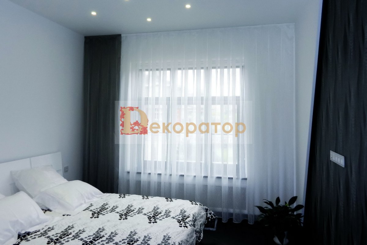 Занавески в спальню с балконом