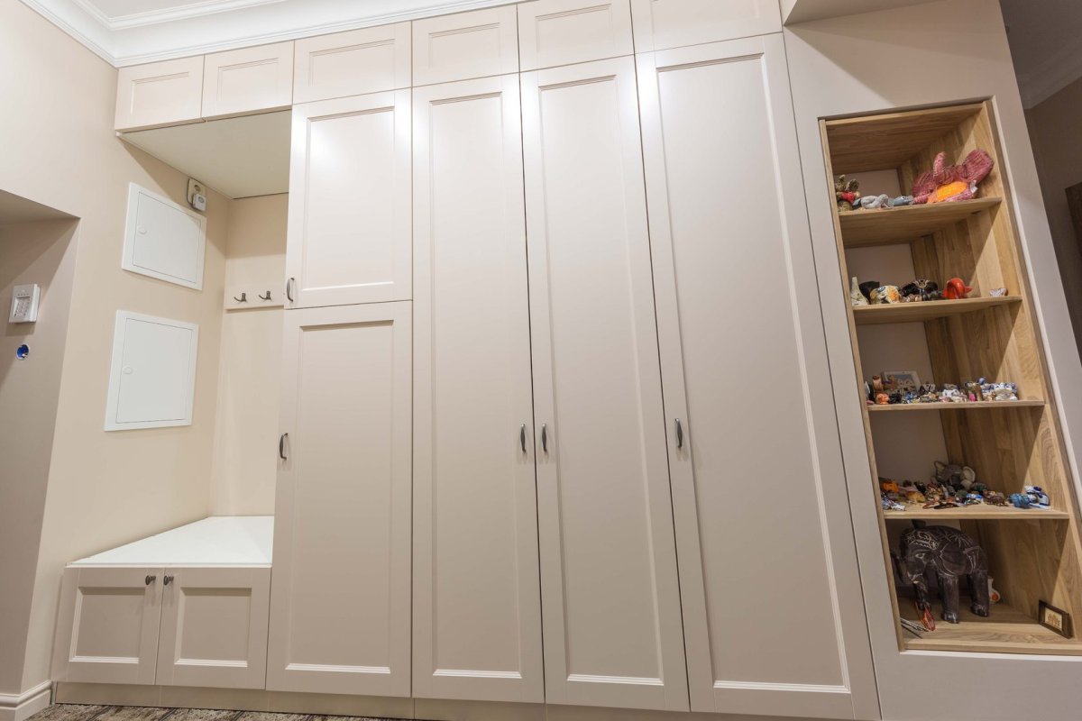 Вентиляционные решеточки на шкафах прихожей